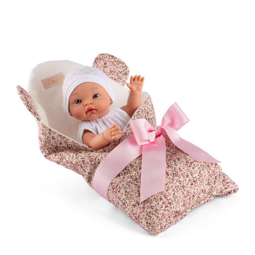 Pusleunderlag og sovepose i småblomstret rosa stof til dukker fra Así fås hos Nordic Simply