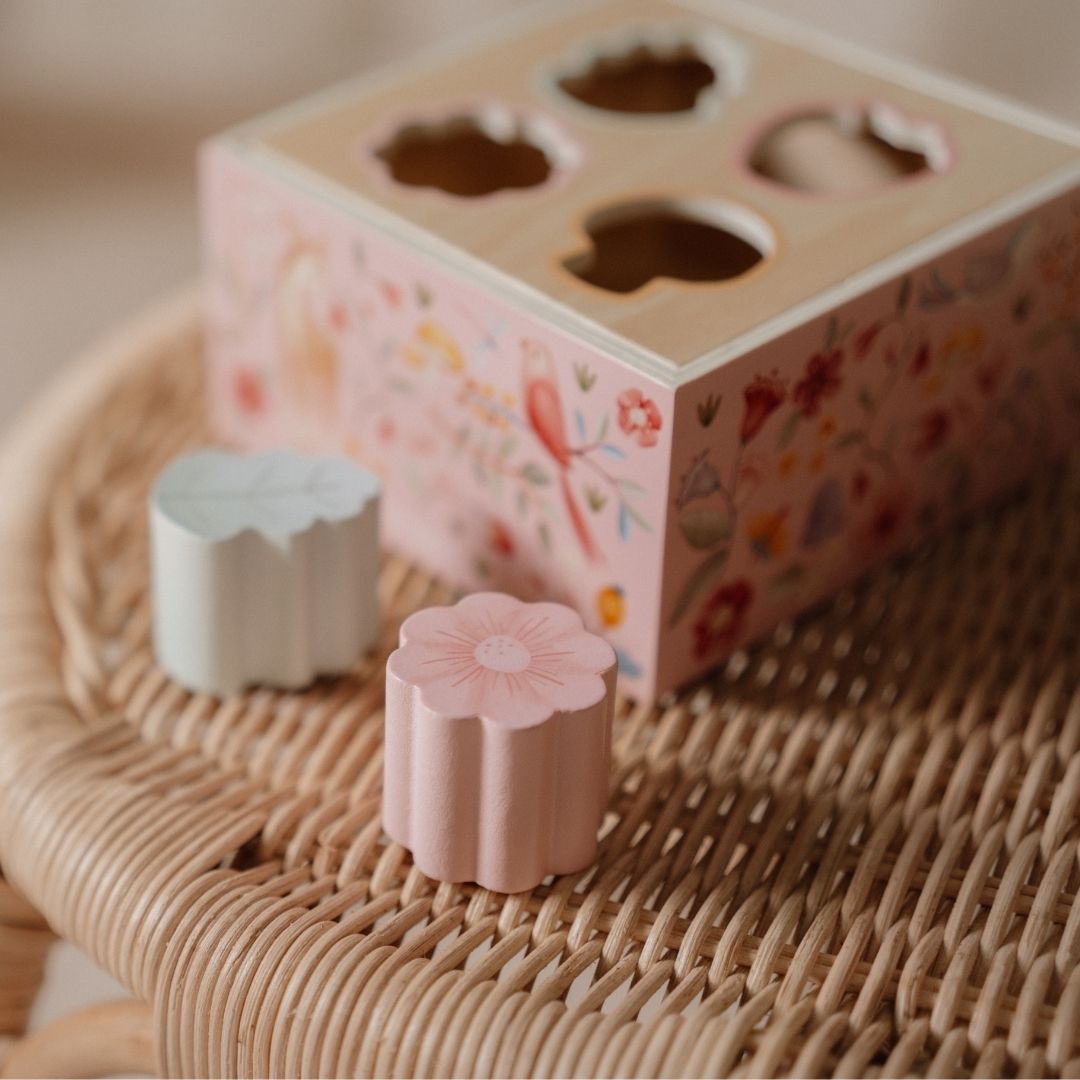 rosa puttekasse med fire huller til figurer med skovens motiver, perfekt til sorterings og stableleg, fra Little Dutch.