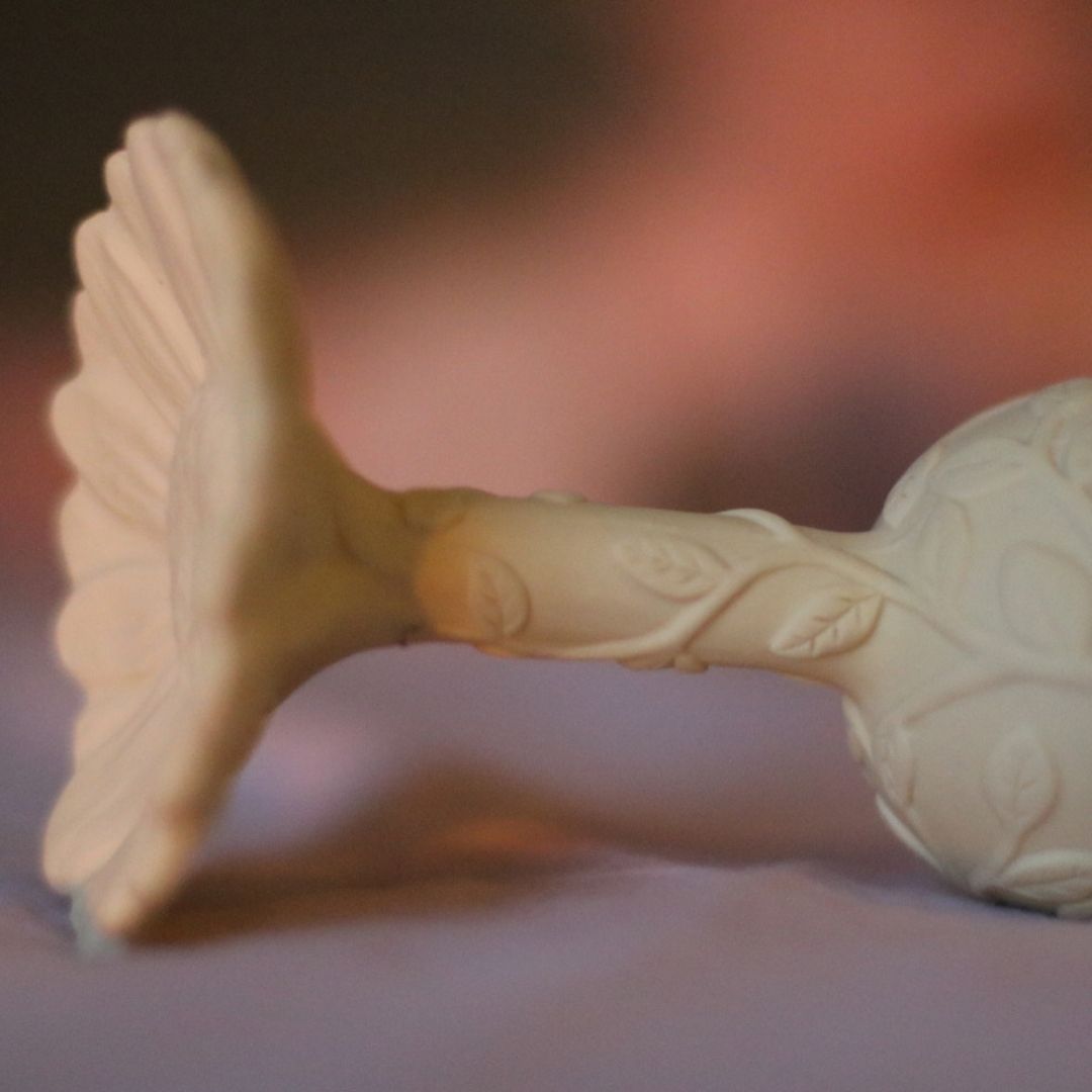 Marguerit rangle i naturgummi med teksturer, set tæt på, ligger på lyst tæppe, lavet i naturgummi af Natruba, set på vej ud af æske på hvid baggrund.