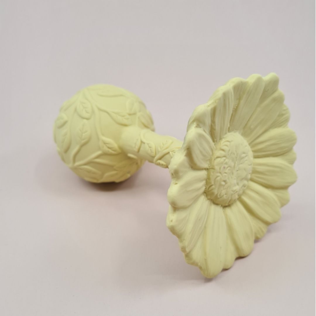 Rangle formet som en gul marguerit, med teksturer til baby, lavet i naturgummi af Natruba, fås hos Nordic Simply