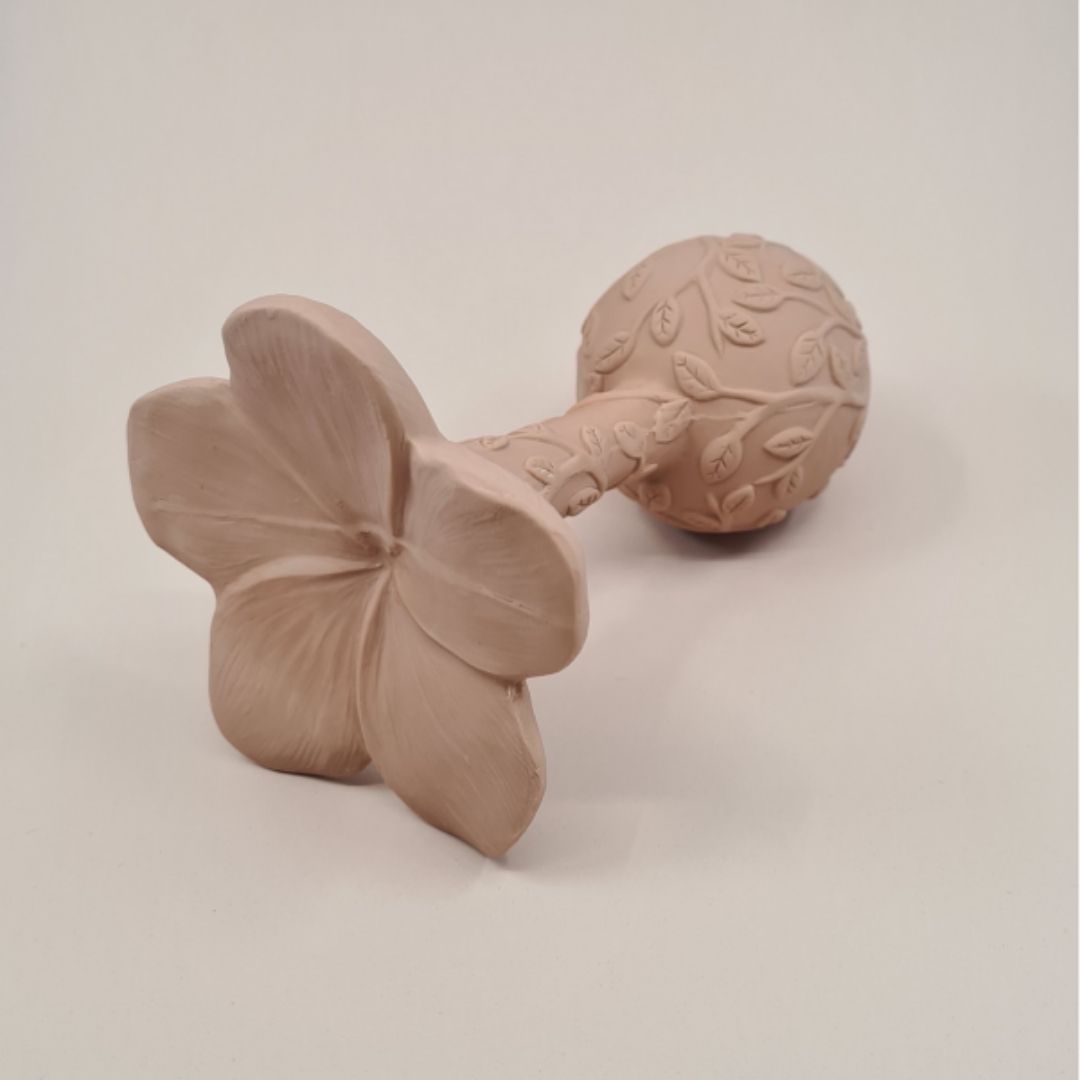 Rosa rangle, formet som en hawaii-blomst med teksturer, ligger på lys baggrund, lavet i naturgummi uden kemi fra Natruba