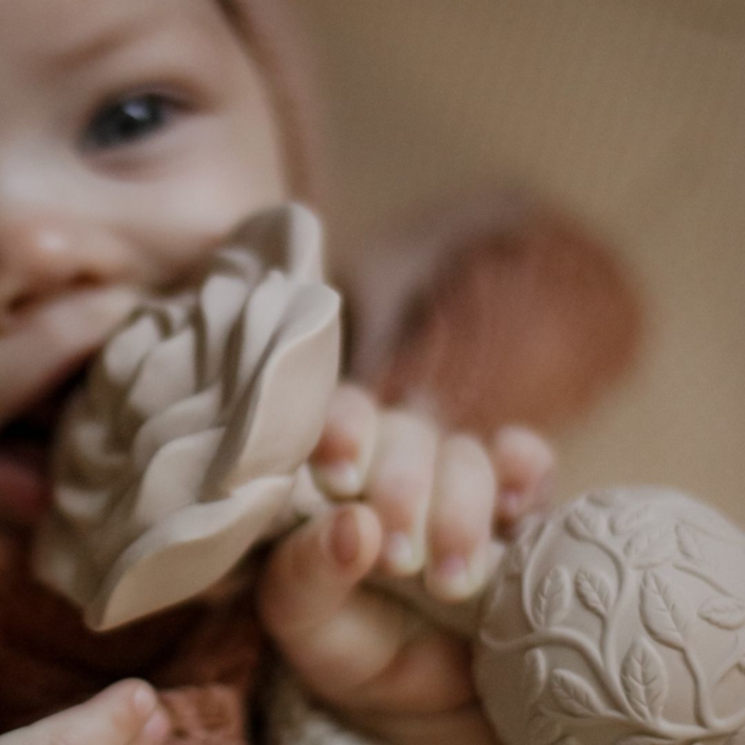 Baby bider i beige rose-rangle formet med teksturer i naturgummi uden kemi fra Natruba, fås hos Nordic Simply