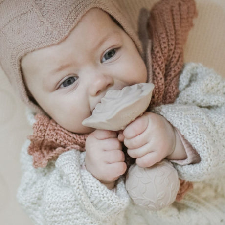 Baby holder beige rangle og bidering i et, formet som en rose, med teksturer, lavet i naturgummi af Natruba, fås hos Nordic Simply