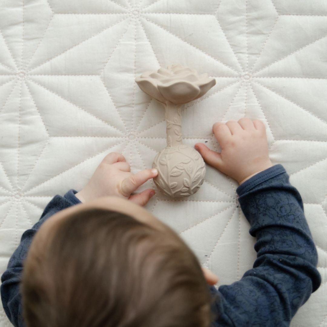 Baby set oppefra med beige rangle formet som en rose, fra Natruba, fås hos Nordic Simply