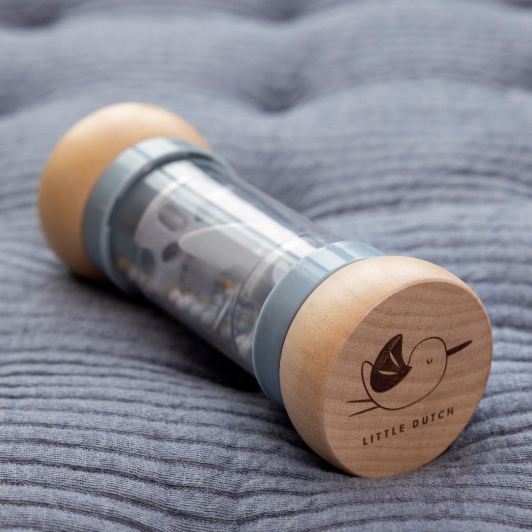 blå regnmager fra Little Dutch ligger på blåt tæppe, fås hos Nordic Simply