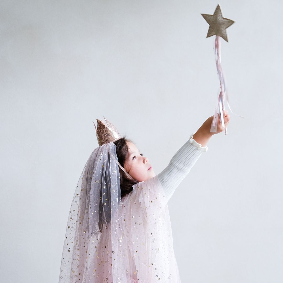 Pige med rosa krone med hvidt slør i tyl og tryllestav fra Mimi & Lula, perfekt til udklædning og rolleleg