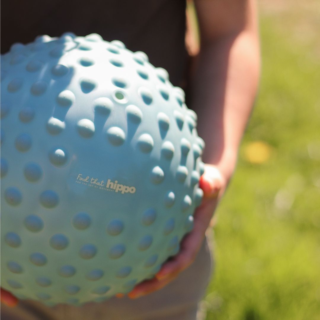 Stor blå sansebold med knopper, perfekt til motorisk leg og sansestimulation for børn.