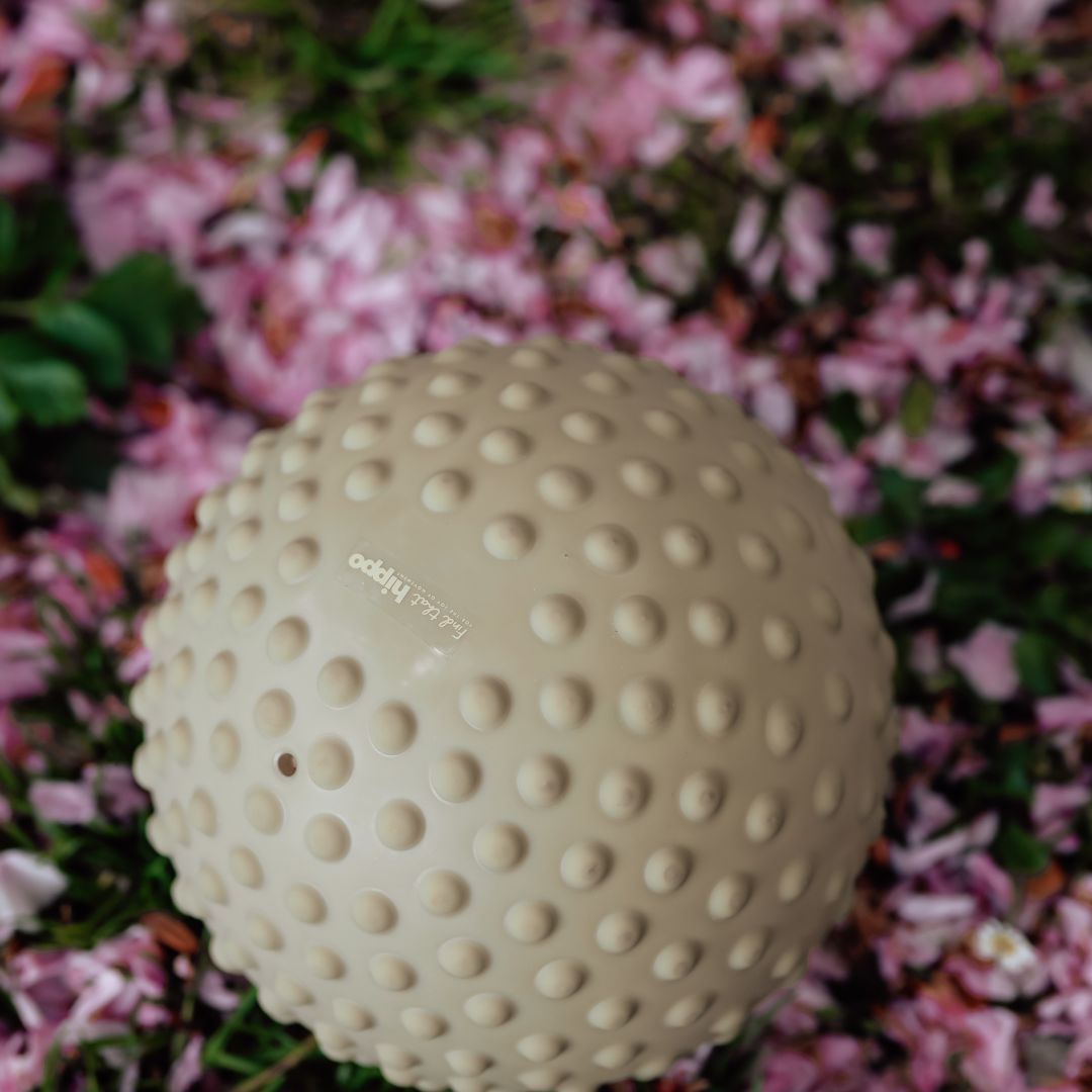 Mos grøn sansebold på blomsterbund, perfekt til sansestimulation og motorik for baby og barn, dansk design fra Find that Hippo, fås hos Nordic Simply.