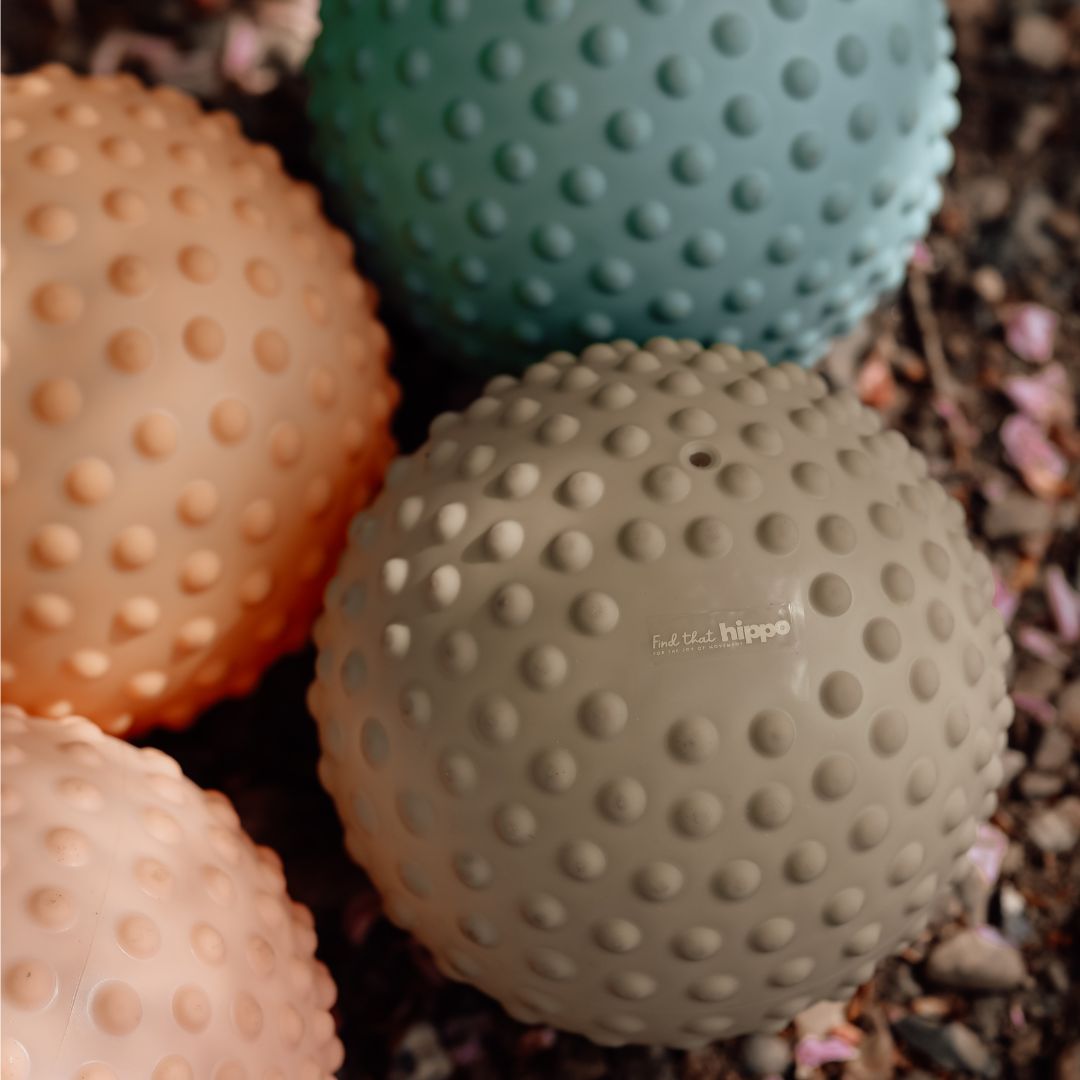 Farverige sansebolde med knopper til motorisk leg fra Find that Hippo, perfekt til sansestimulation for babyer.