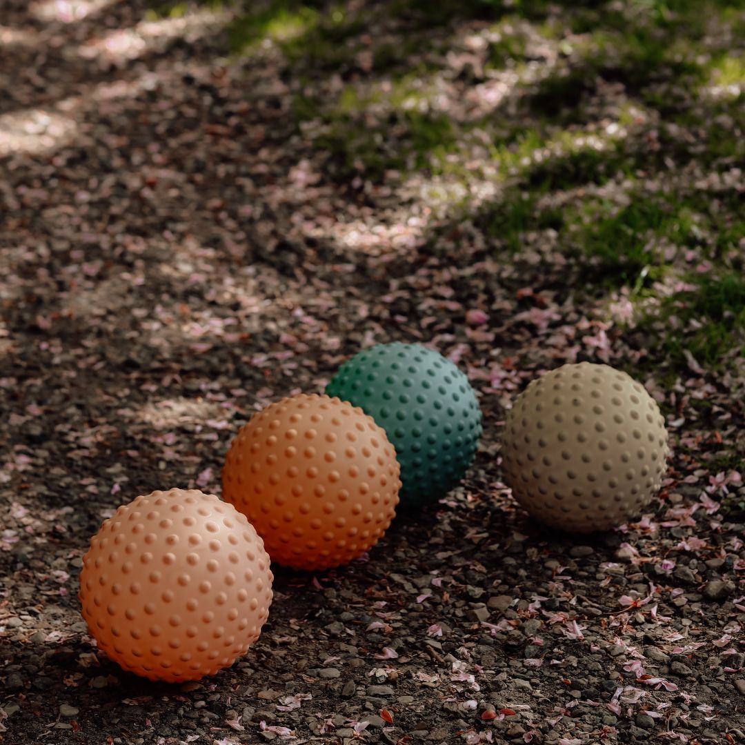 Farverige sansebolde med knopper til sansestimulation, motorik og leg i naturen.