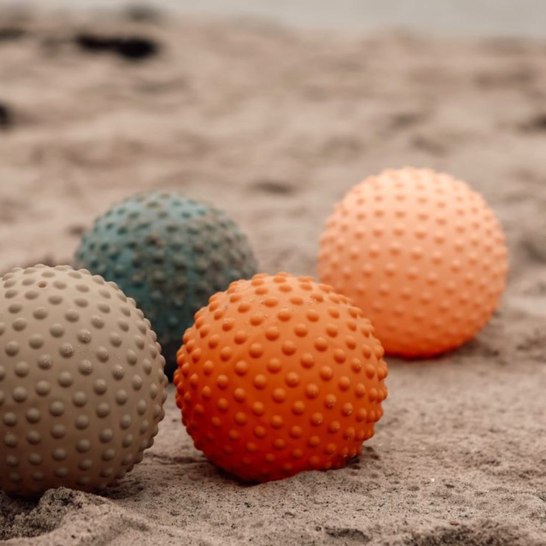 Farverige sansebolde i mat finish med knopper, perfekte til babyer og børn til sanseleg ude og iinde