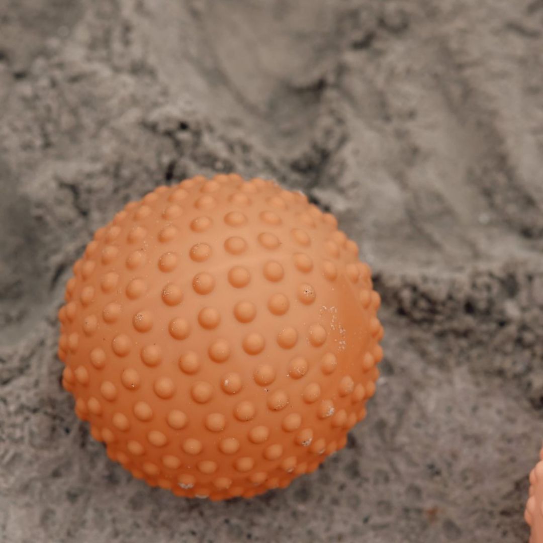 Orange sansebold med nopret overflade, perfekt til sansestimulation og motoriktræning for børn, fra Find that Hippo, fås hos Nordic Simply.