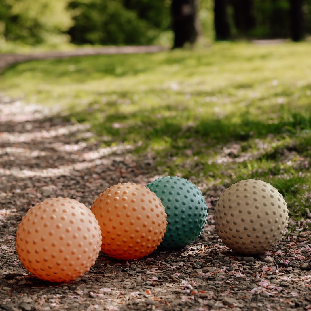 Farverige sansebolde i mat finish med knopper, perfekte til babyer og børn til sanseleg i naturen.