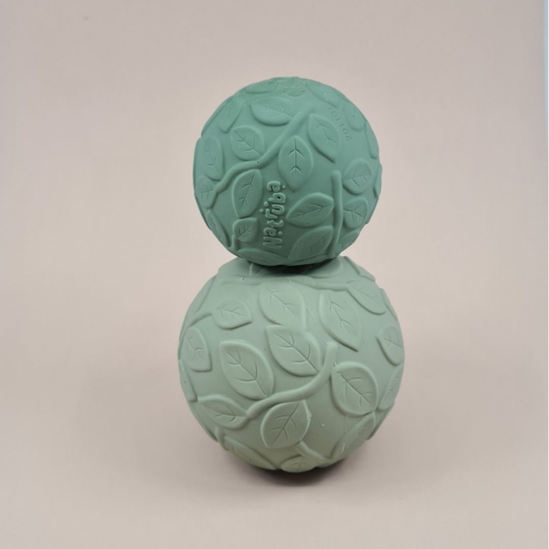 2 grønne sansebolde, 1 stor og 1 lille i naturgummi fra Natruba, set stablet ovenpå hinanden, fås hos Nordic Simply