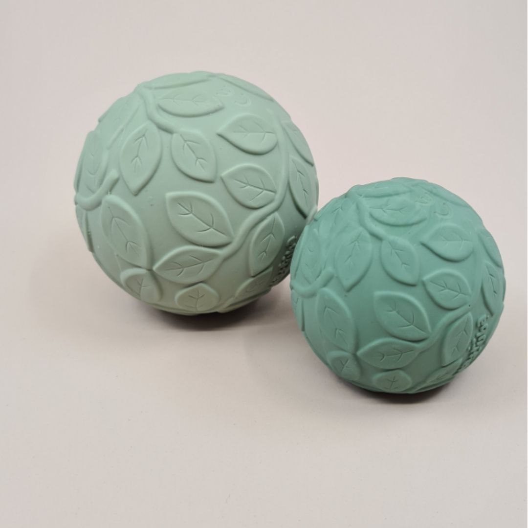 2 grønne sansebolde, 1 stor og 1 lille i naturgummi fra Natruba, fås hos Nordic Simply