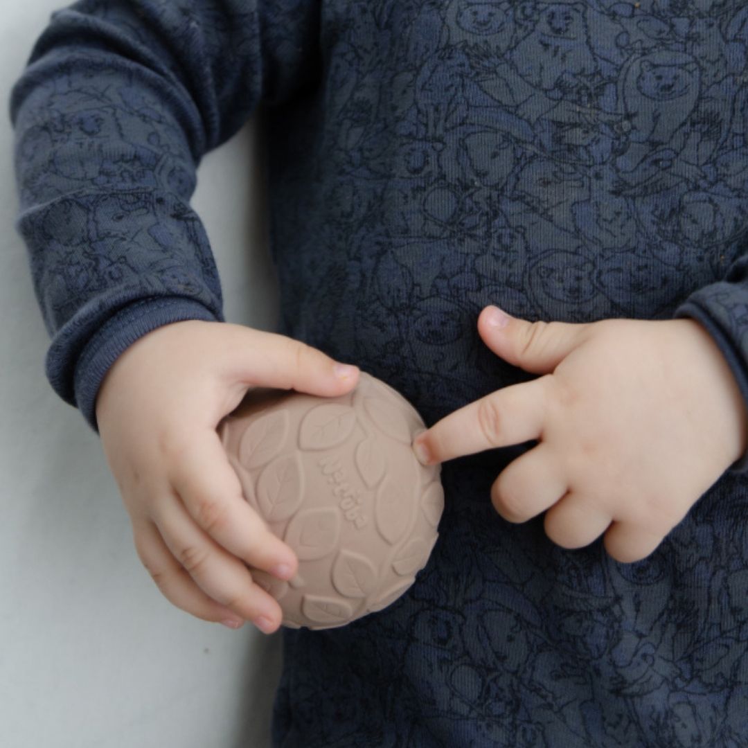 Baby holder beige sansebold med teksturer i naturgummi fra Natruba, fås hos Nordic Simply