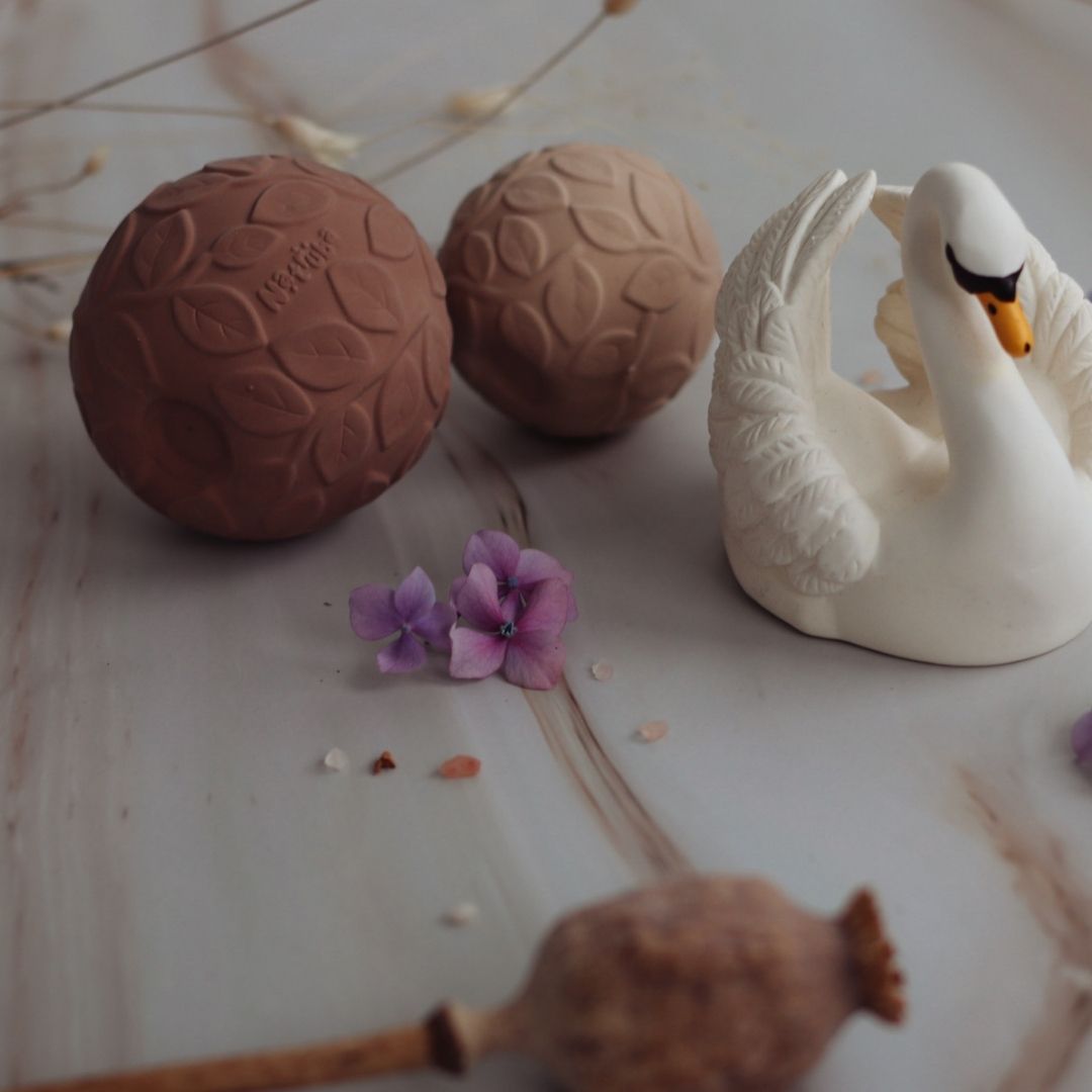 sansebolde i jordfarver, 1 stor og 1 lille i naturgummi fra Natruba, set sammen med svane badedyr på marmor baggrund.