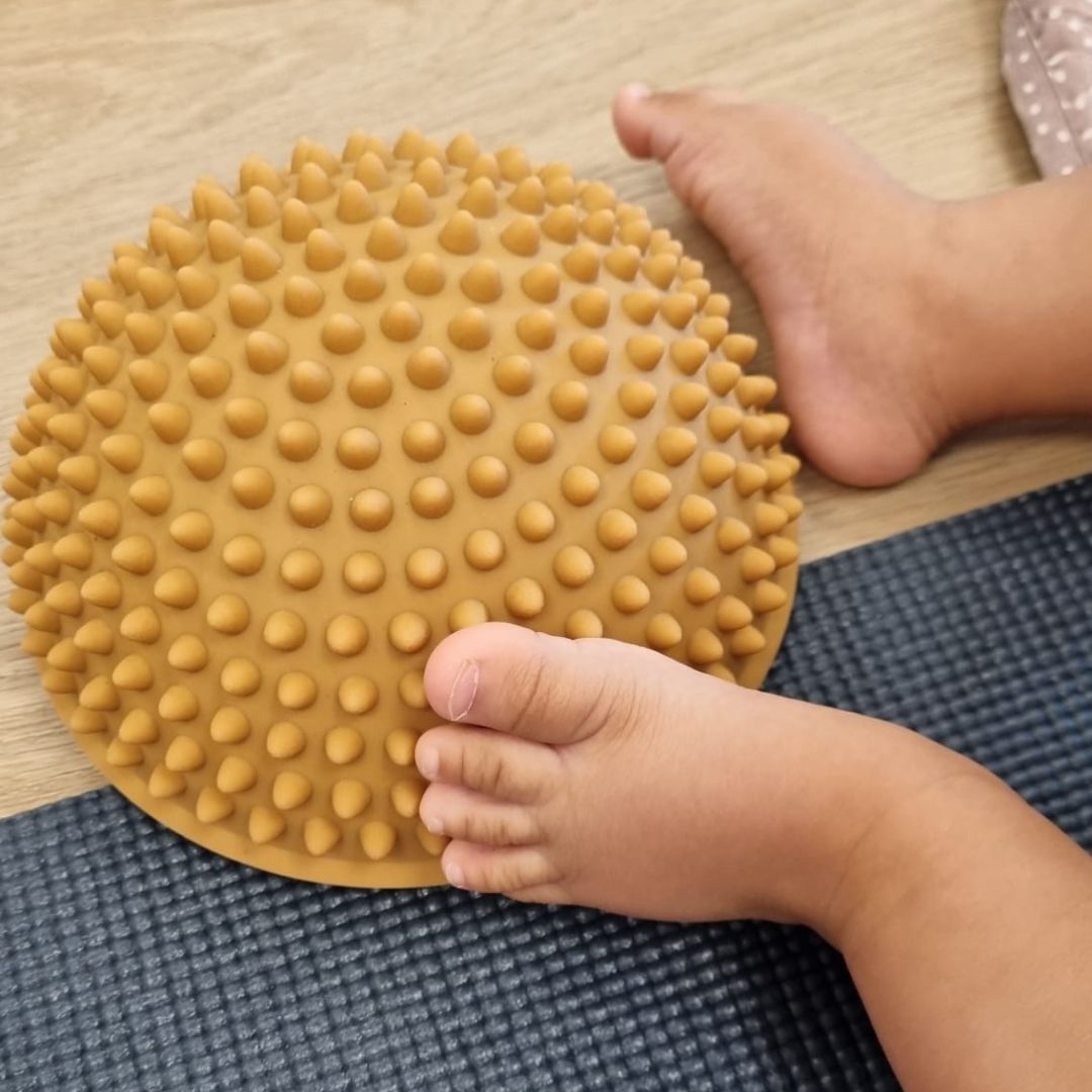 barnefødder på sansesten med knopper i brun pastelfarve fra Find that Hippo fås hos Nordic Simply