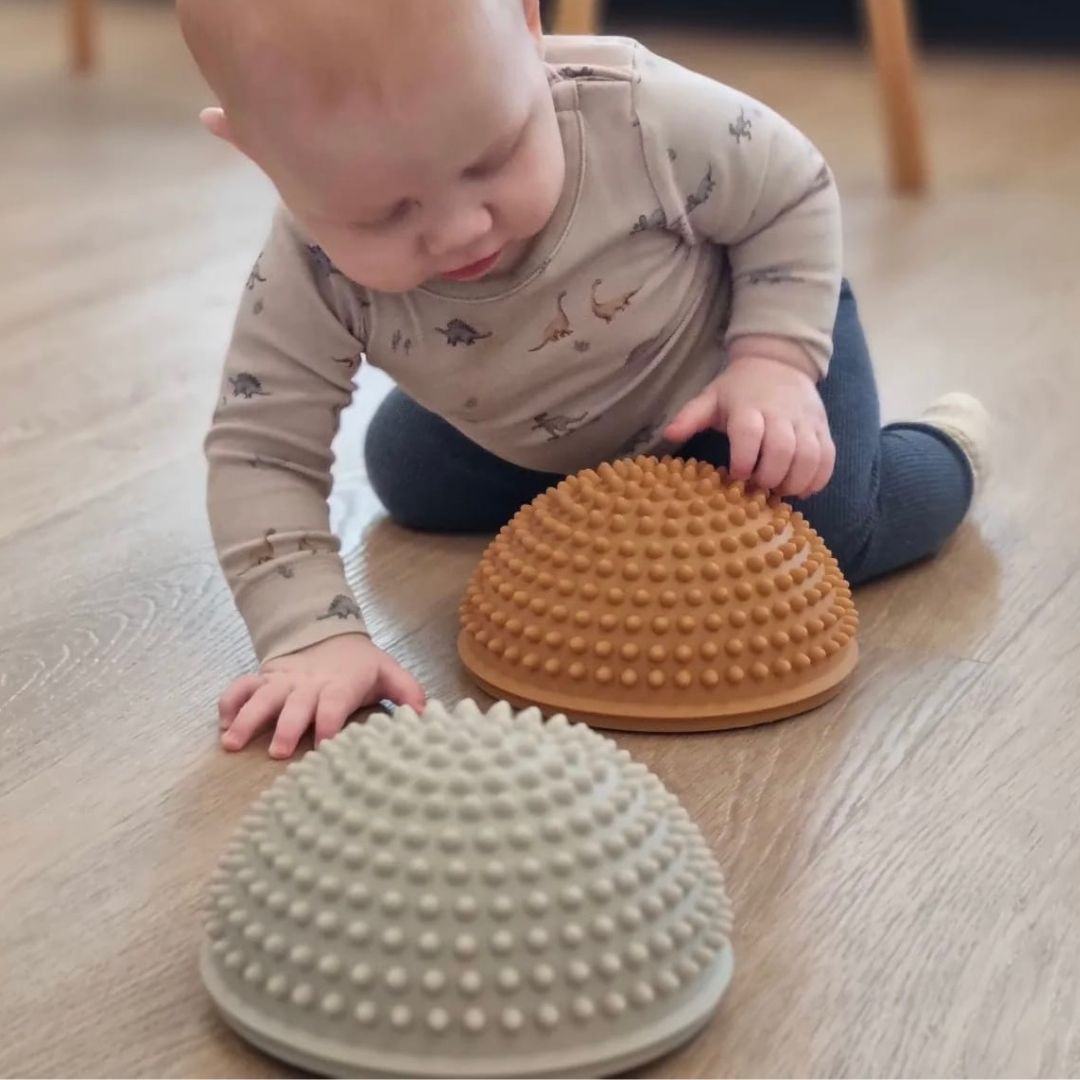 baby dreng ved sansesten i lys pastel fra Find That Hippo, fås hos Nordic Simply