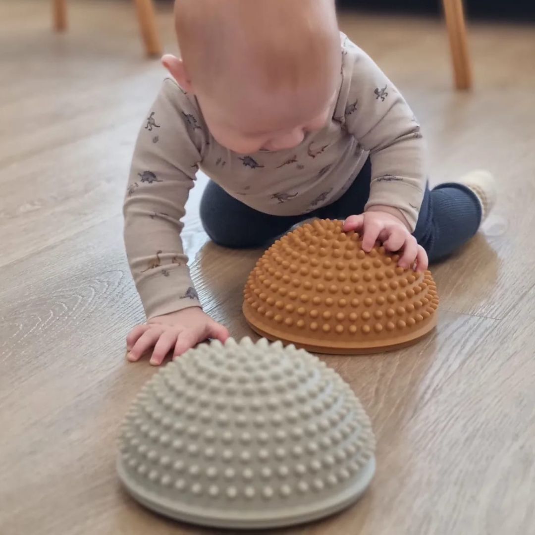 baby leger med to sansesten i pastelfarver til børn Find that Hippo fås hos Nordic Simply