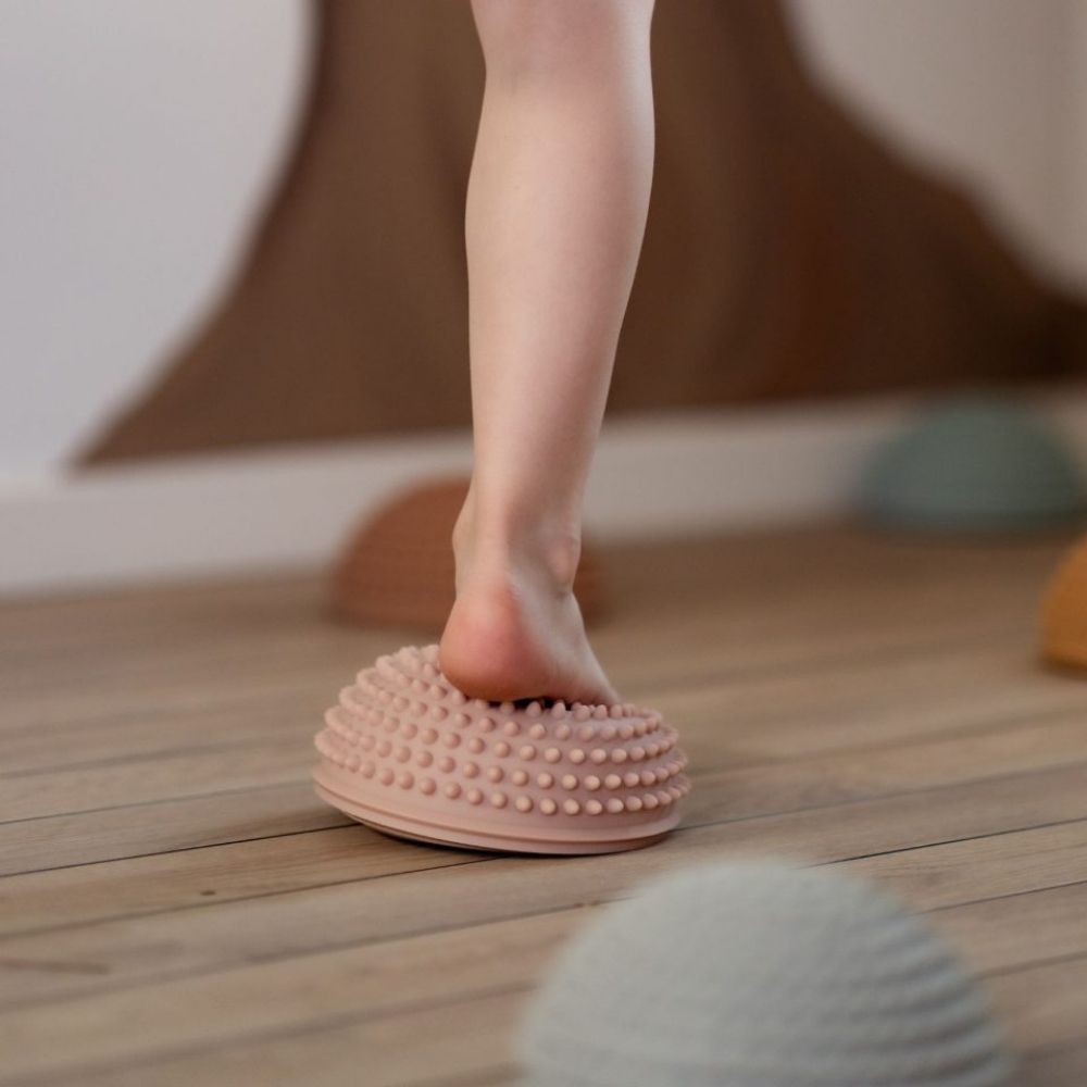 bar fod på rosa sansesten til børn fra Find That Hippo, fås hos Nordic Simply