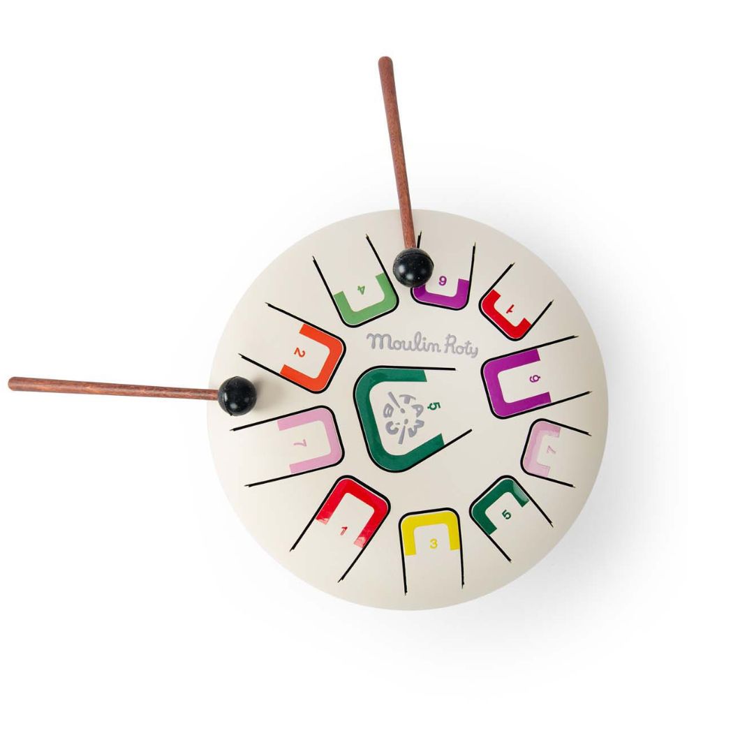 hvid sansetromme og trommestikker. Blid & beroligende lyd. God til børn fra Moulin Roty, fås hos Nordic Simply