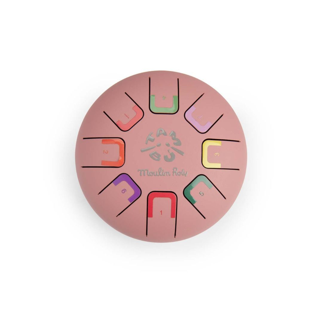 Rosa sansetromme med bløde toner til børn, 15 cm perfekt til musikleg og sanseudvikling fås hos Nordic Simply.