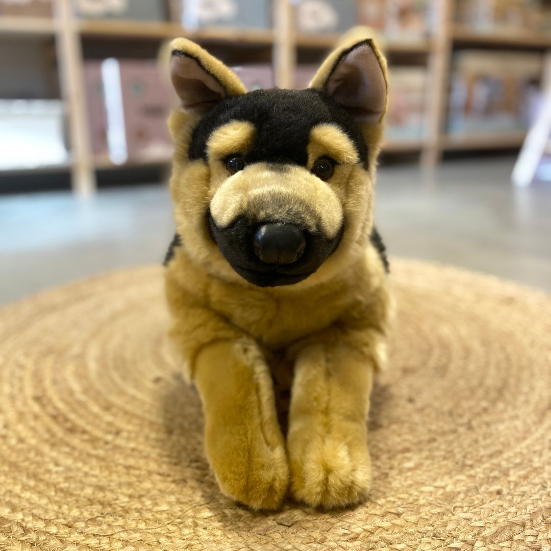 stor Schäferhund bamse, der ligger på tæppe, måler 60 cm fra Teddy Hermann, fås hos Nordic Simply