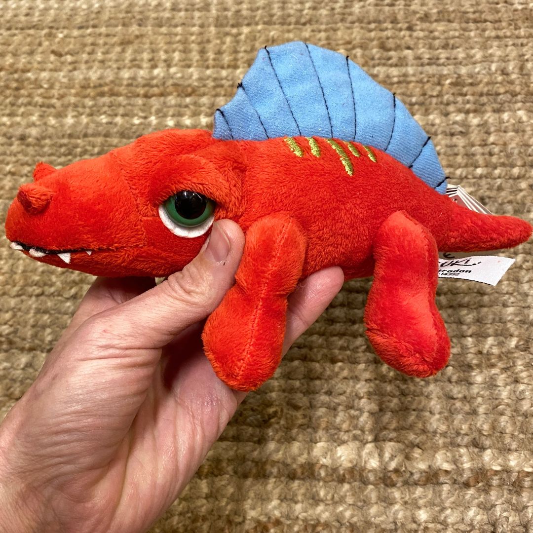 Sejløgle bamse rød ⏐ fantasidyr - lille blød bamse øgle dinosaurus i rød med blå rygfinne