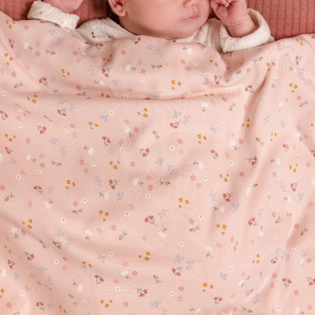 baby i rosa sengesæt med små pink blomster Little Dutch fås hos Nordic Simply