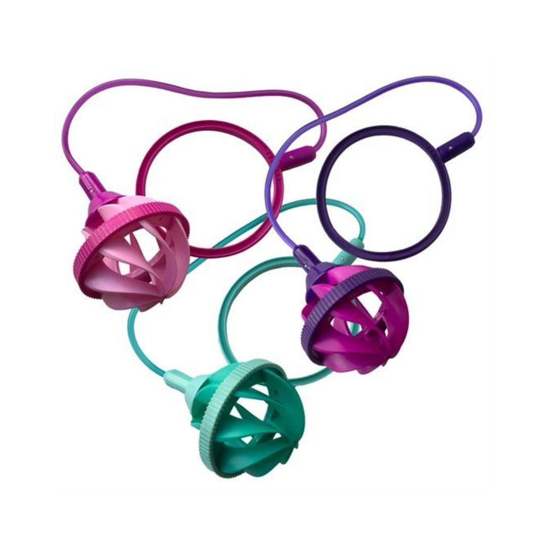 Farverige sjippebolde i grøn, pink og lilla til aktiv leg for børn over 3 år.