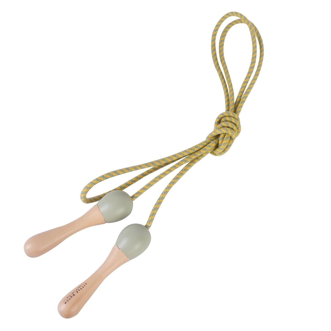 Sjippetov i lys beige med træhåndtag med lysgrøn bund , set foldet i knude, perfekt til aktiv udeleg, balance, rytme og koordination, fra Little Dutch, fås hos Nordic Simply