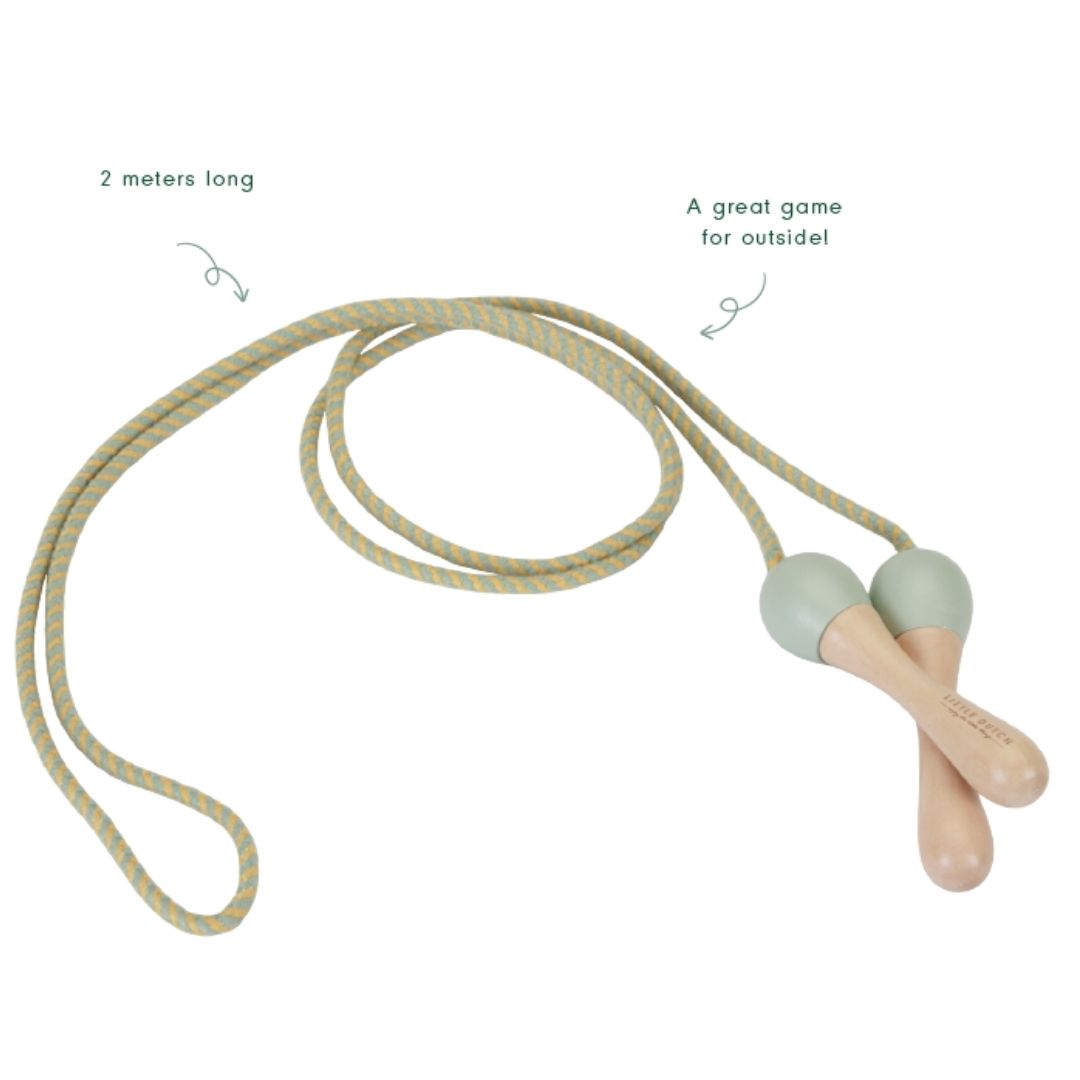 Sjippetov i lys beige med træhåndtag med lysgrøn bund , set foldet, perfekt til aktiv udeleg, balance, rytme og koordination, fra Little Dutch, fås hos Nordic Simply