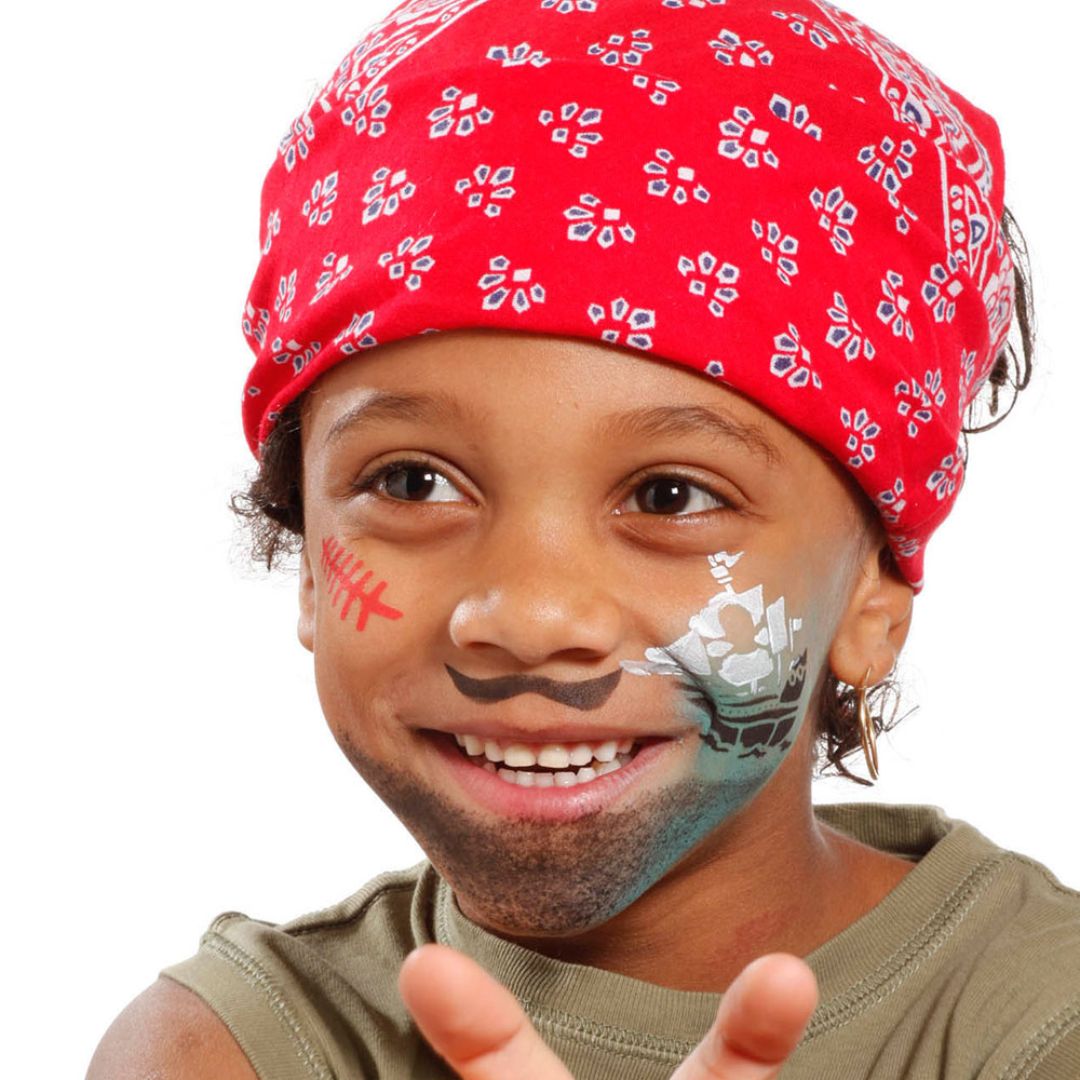 Barn med pirat-ansigtsmaling lavet med skabelon til ansigtsmaling med pirat og ridder fra Grim'Tout fås hos Nordic Simply