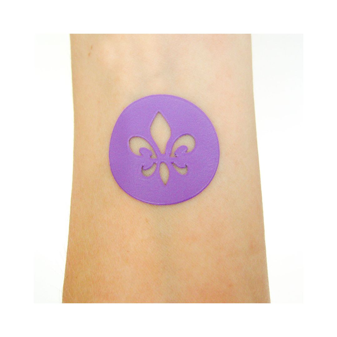 Skabelon til ansigtsmaling set på arm med ridder motiv, fra Grim'Tout fås hos Nordic Simply