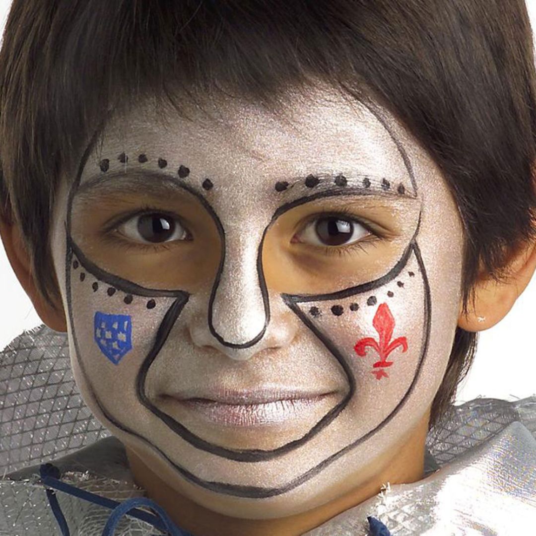 Barn med ridder-ansigtsmaling lavet med skabelon til ansigtsmaling med pirat og ridder fra Grim'Tout fås hos Nordic Simply