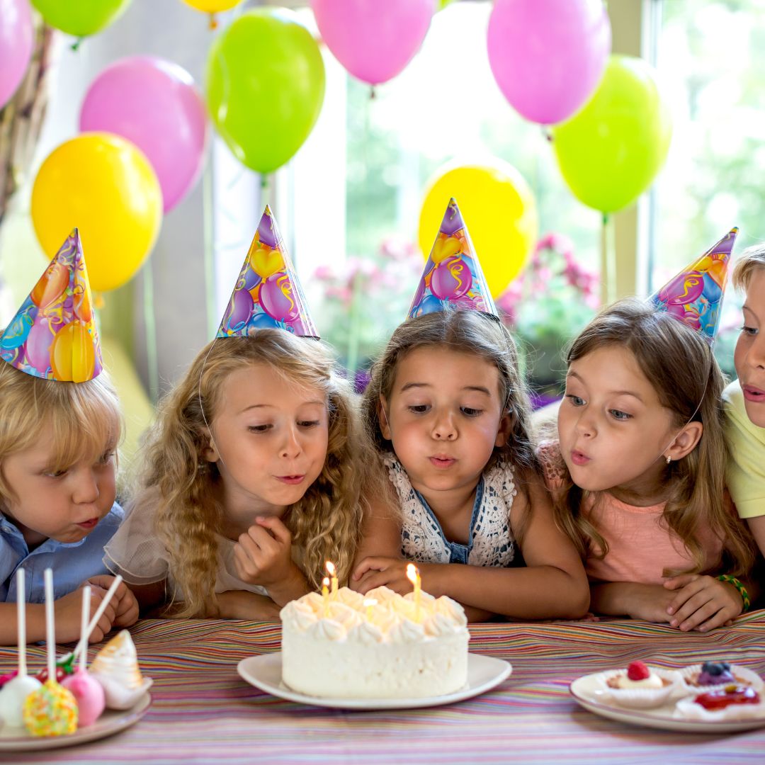 Piger ved lagkage til eventyr-tema fødselsdag, skattejagt i eventyr-tema er pefekt underholdning til børnefødselsdag, fås hos Nordic Simply