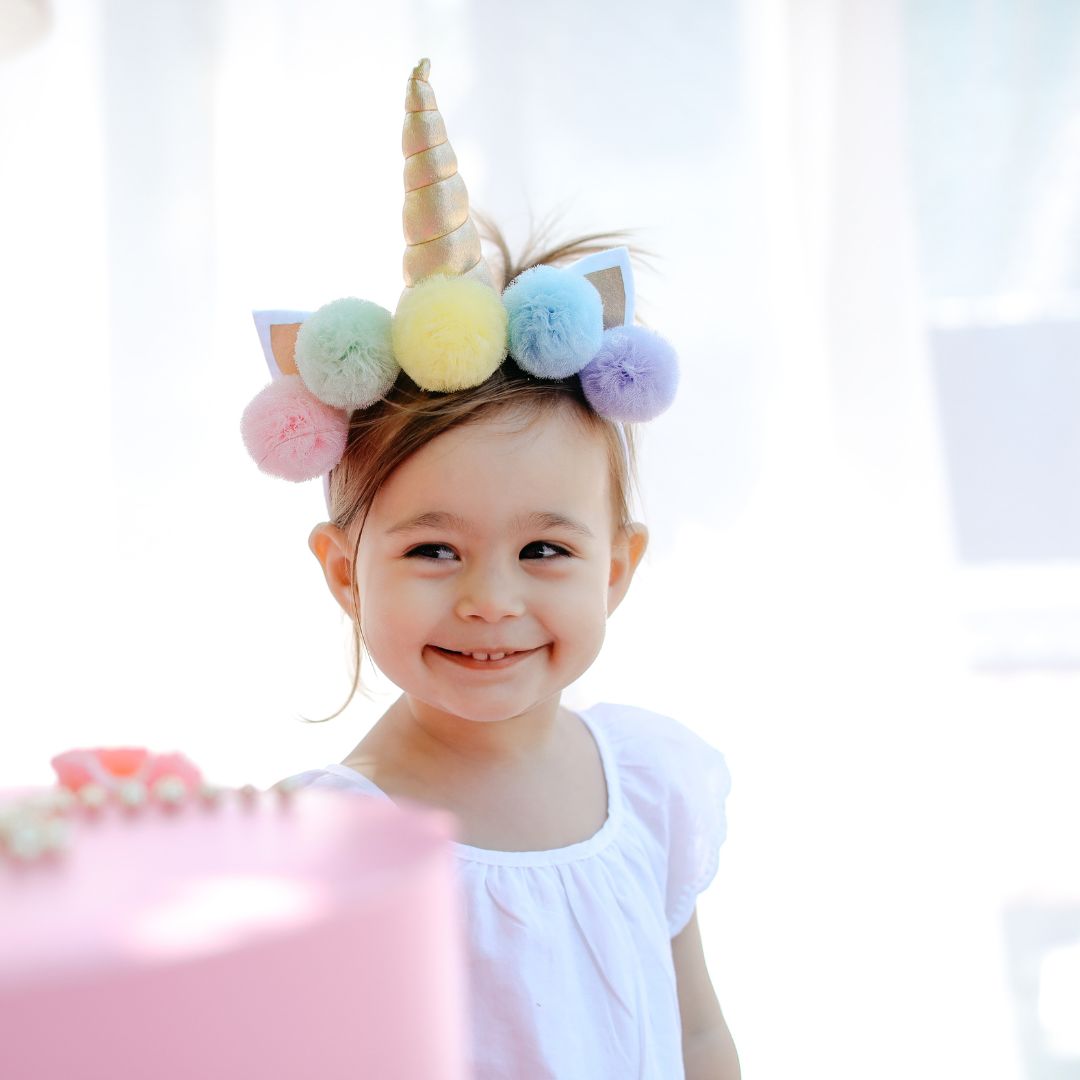 Pige med enhjørninghorn til eventyr tema fødselsdag med skattejagt fra Nordic Simply