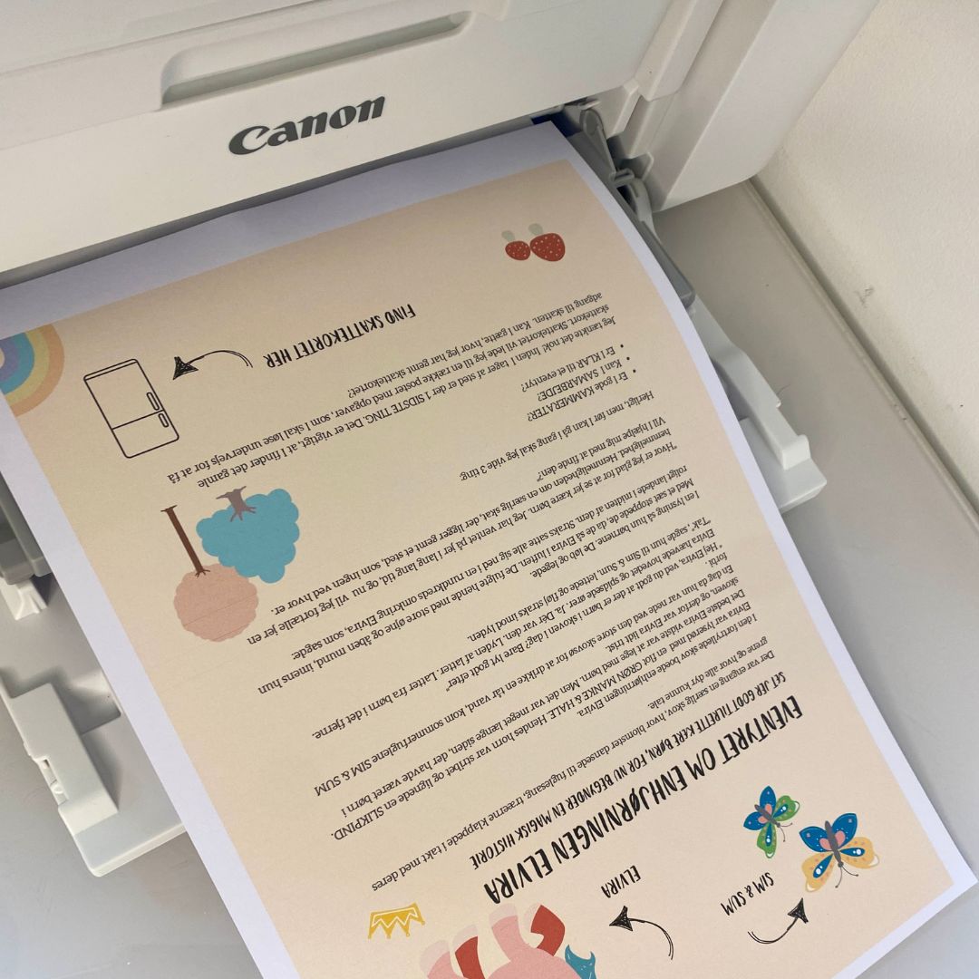 Skattejagt til børnefødselsdag med eventyr i print selv udgave, på vej ud af printer hos Nordic Simply