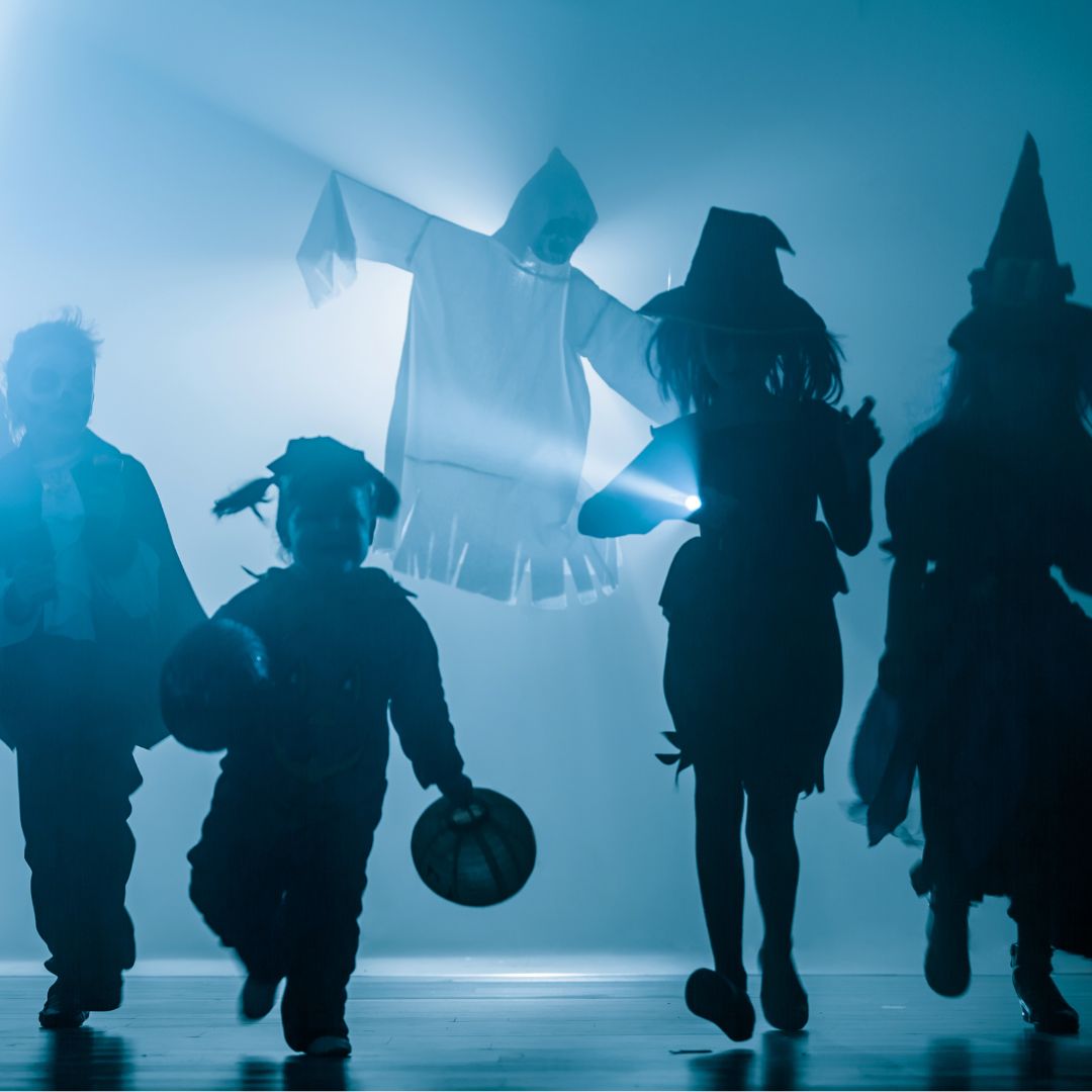 Uhyggelig stemning og børn i udklædning på Halloween skattejagt for børn 6-10 år fra Nordic Simply