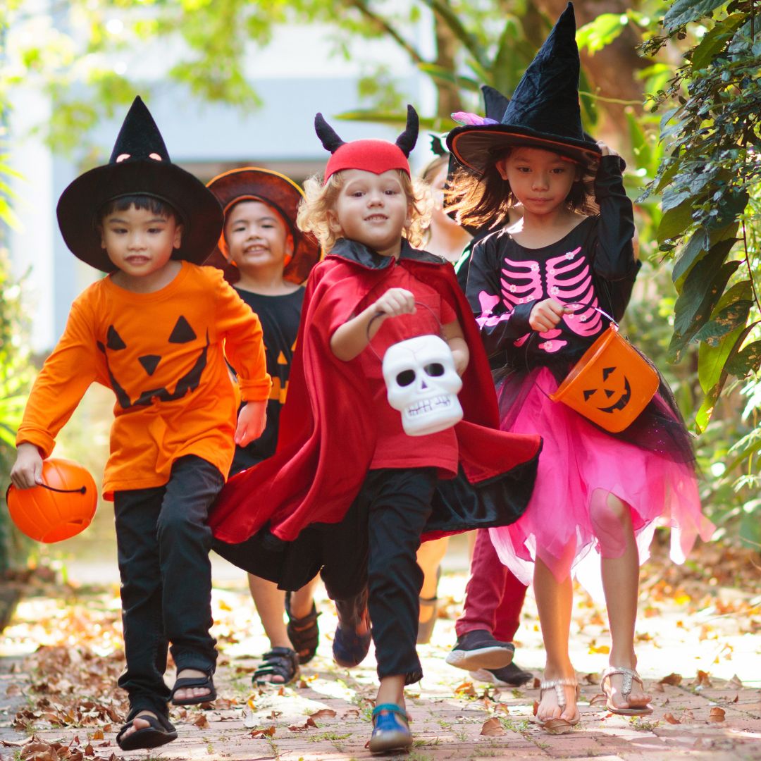 Børn i udklædning på Halloween skattejagt i dagslys hos Nordic Simply