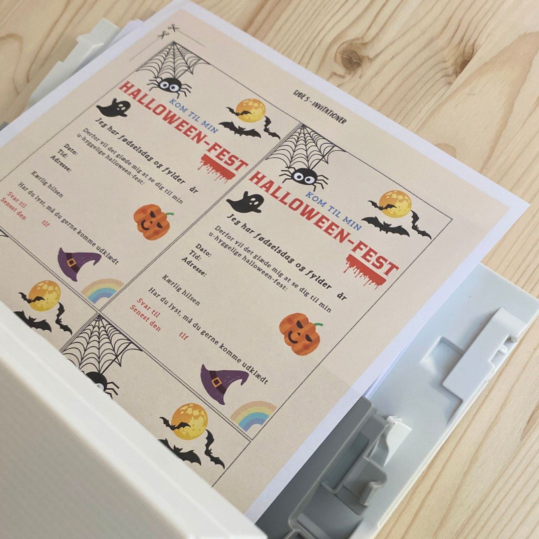 Indbydelser til halloweenfest på vej ud af printer hos Nordic Simply