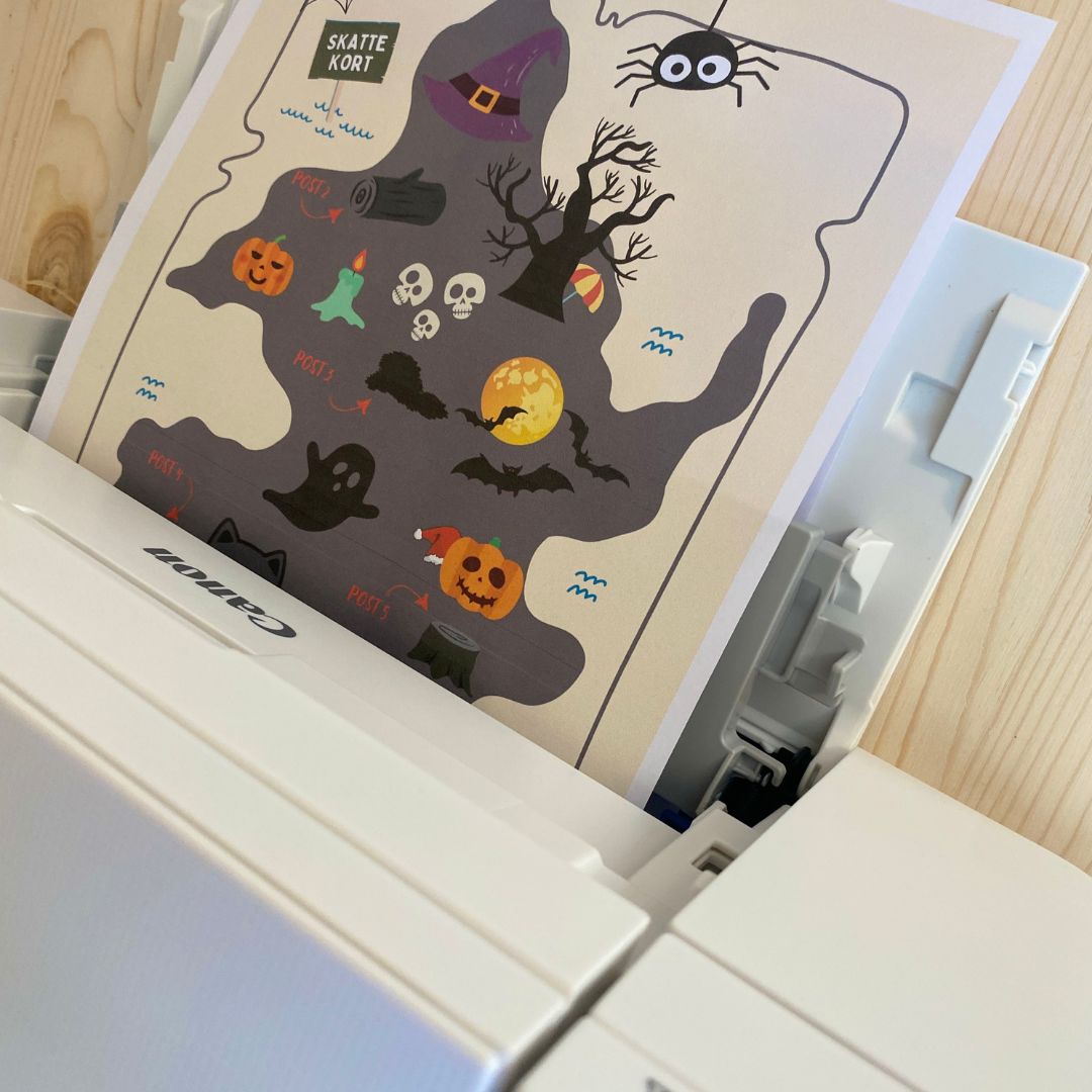 Skattekort fra halloween skattejagt print-selv til børn fra 6-10 år på vej ud af printer hos Nordic Simply
