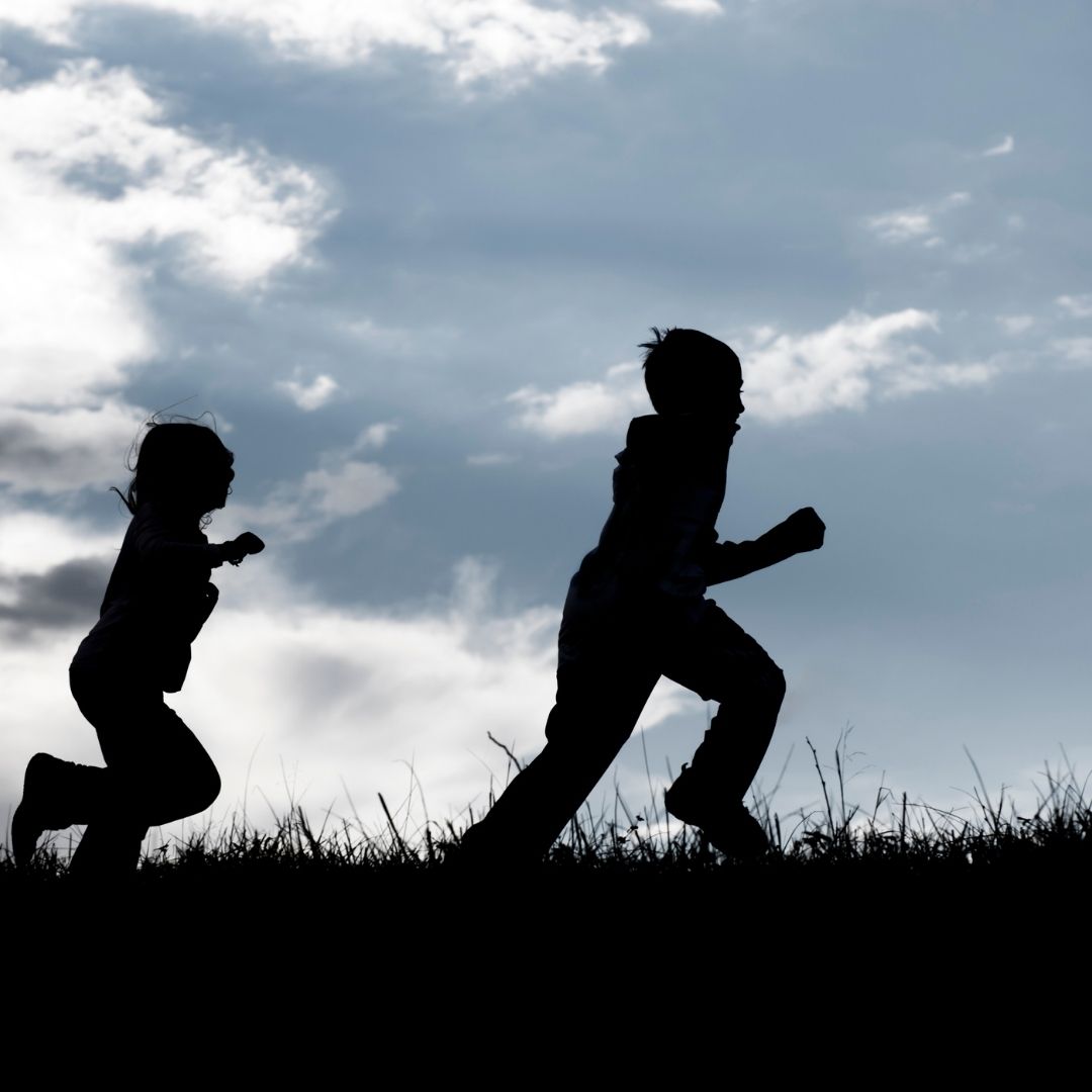 Børn løber ude og jagter poster i spion-skattejagt, i print selv udgave, fra Nordic Simply