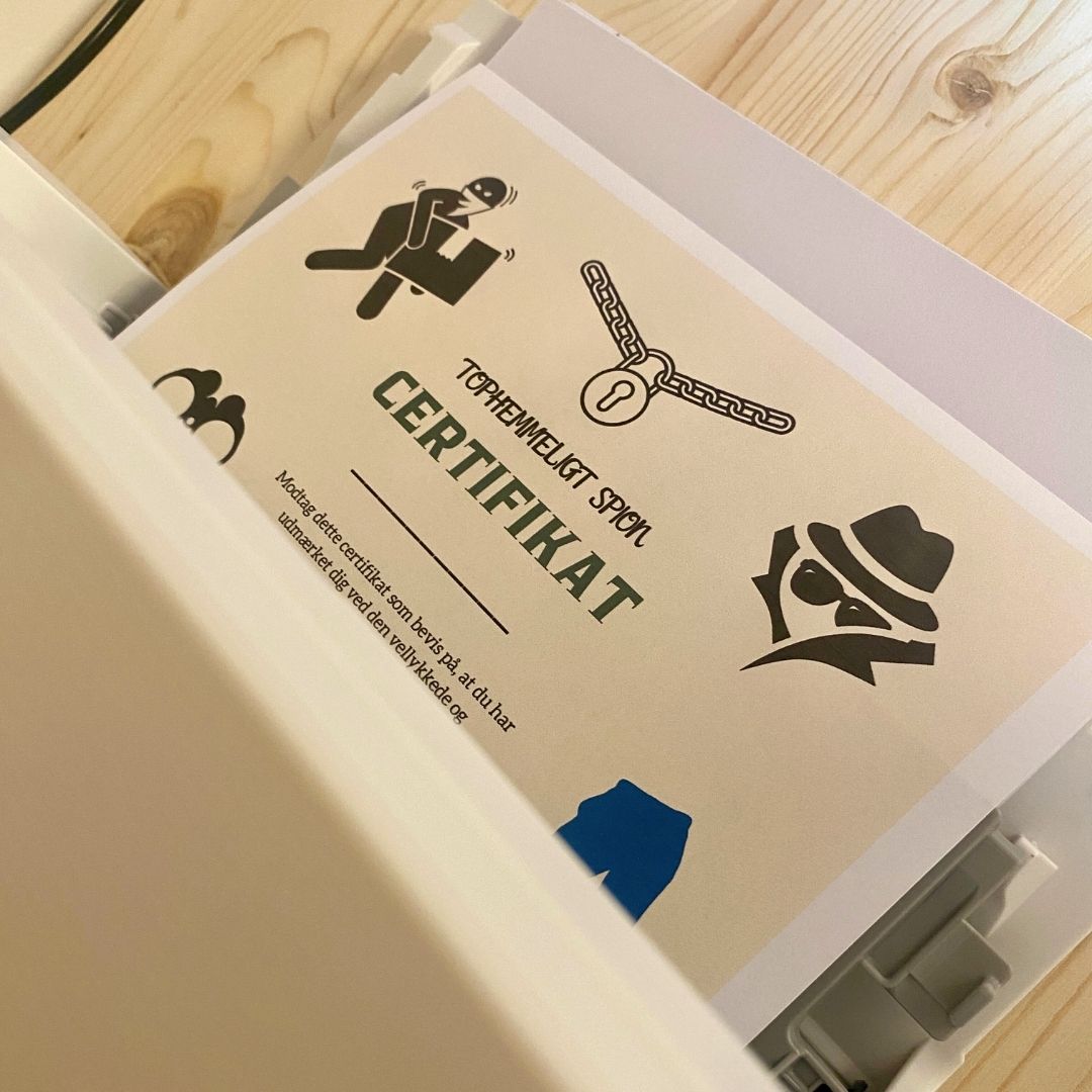 Certifikat fra spion-skattejagt for børn, i print selv udgave, fås hos Nordic Simply