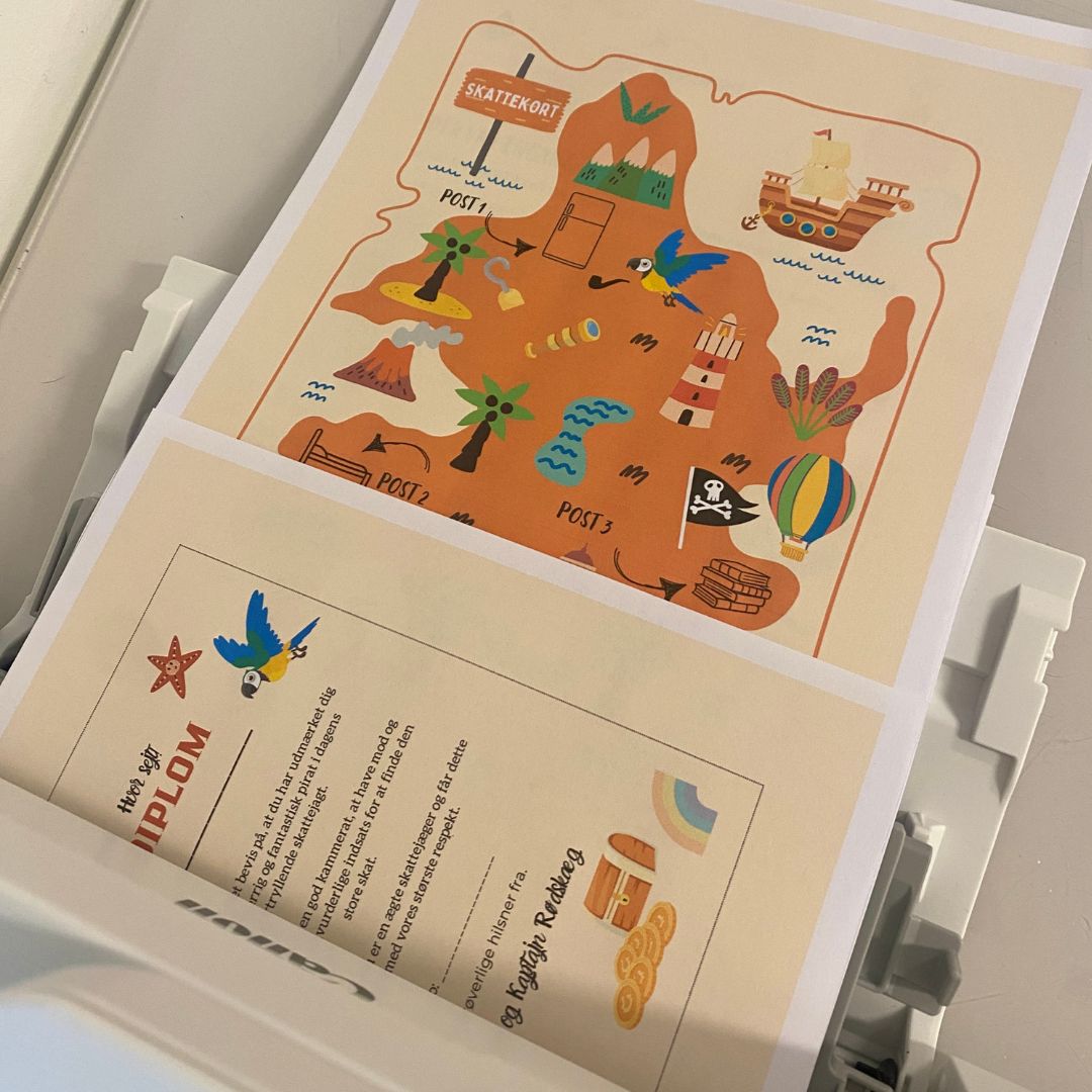 Skattejagt til børnefødselsdag med pirat-tema, print selv udgave , på vej ud ad printer hos Nordic Simply