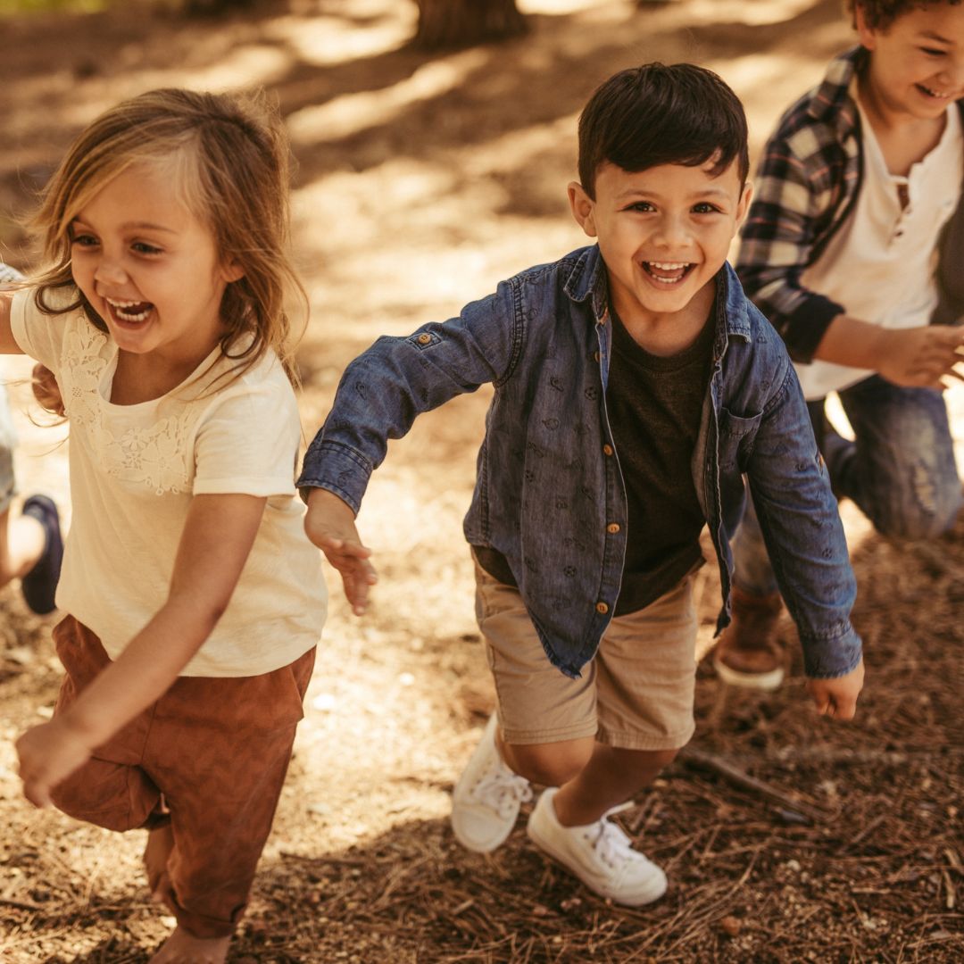 Glade børn på skattejagt i skoven med print-selv skattejagt fra Nordic Simply