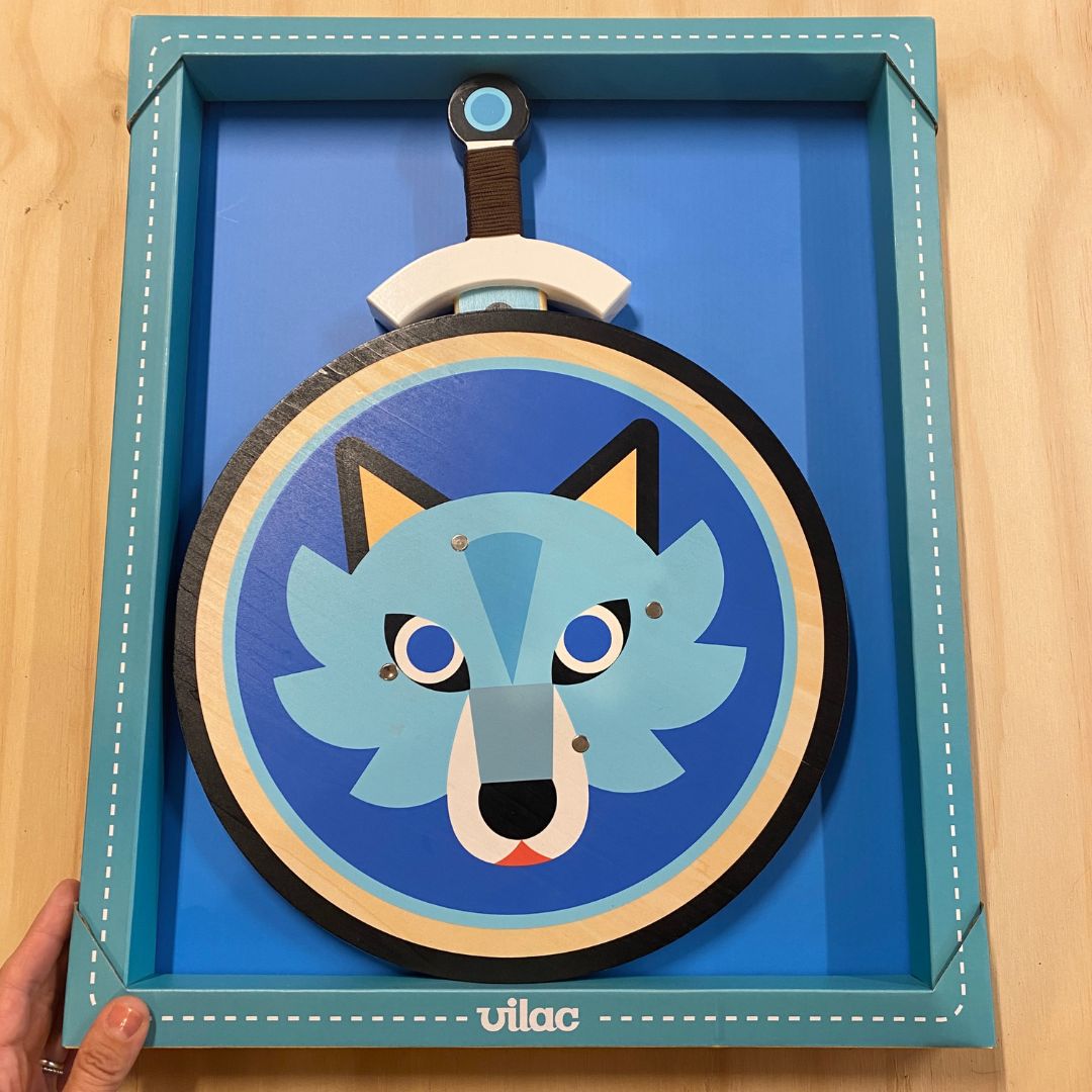 Sæt med blå skjold og sværd i træ med motiv af ulv, fra Vilac fås hos Nordic Simply