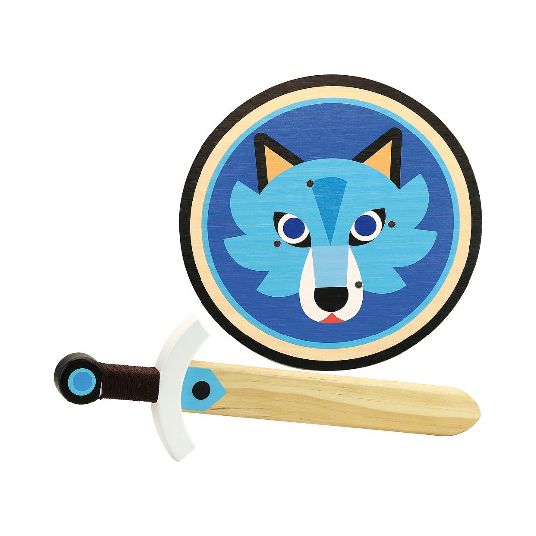 Rundt skjold i træ med blå baggrund og motiv af ulv, nedenunder ligger svær i træ sæt med skjold og sværd til børn fra Vilac fås hos Nordic Simply