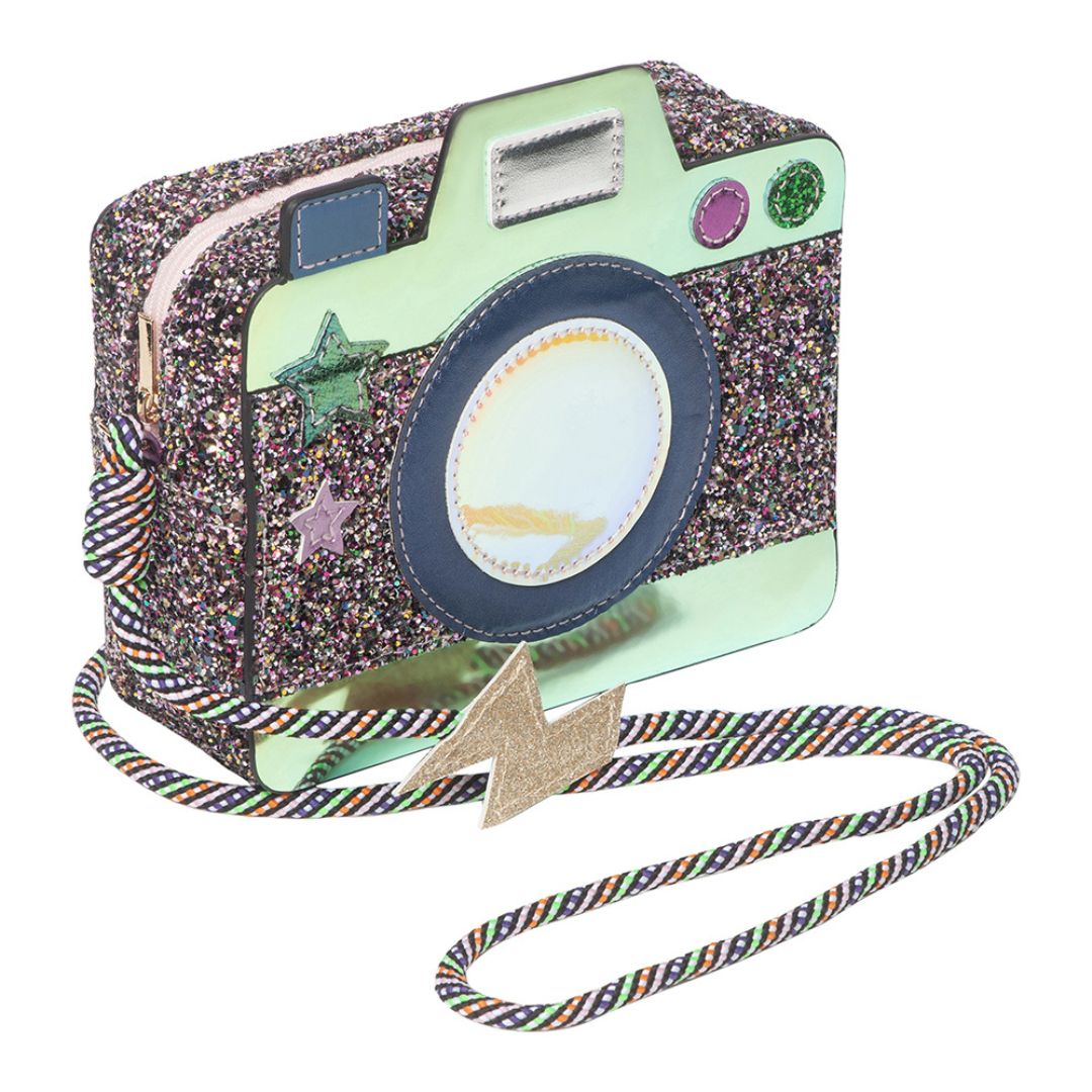Skuldertaske til børn formet som et kamera med masser af glitter, fra Mimi & Lula fås hos Nordic Simply
